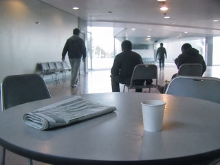 紙コップと折った新聞(休憩の途中)
