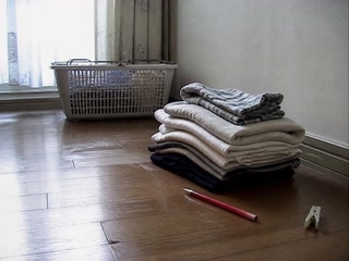 畳んだ洗濯物と赤鉛筆(家の用事の合間)
