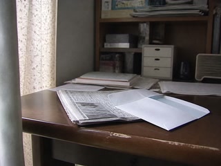 新聞の角と空の封筒(用事の合間)