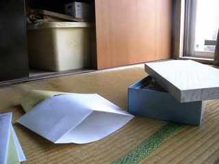 宝くじを抜いた空の封筒(箱を片付ける途中)