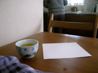 湯のみと伏せた白い紙(用事の合間)