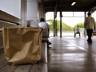 折り目のついた紙袋(移動の途中)