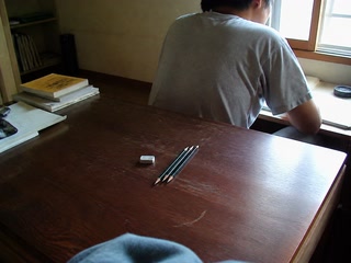 小さな消しゴムと三本の鉛筆(用事の合間)