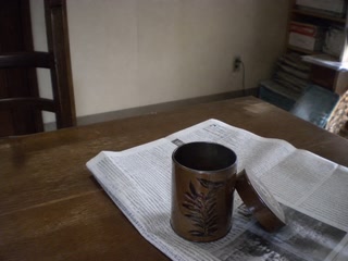空の茶筒と新聞(用事の合間)