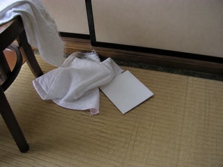 台所の布巾と白いメモ(家の用事の合間)