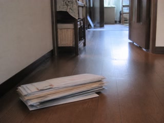 伏せた郵便物の束(家の用事の合間)