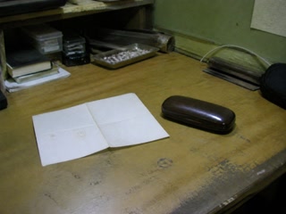 二つ折りの紙と眼鏡入れ(用事の合間)