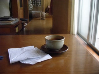 買い目の紙と冷めた茶(用事の合間)