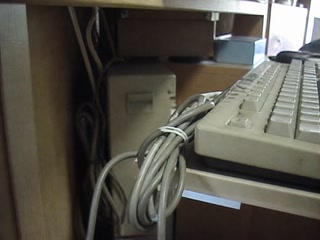 古いキーボードと束ねた線(機械を確かめたついで)