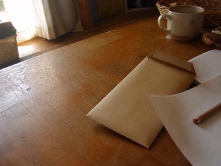 封をしていない茶色い封筒(用事の合間)