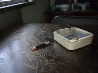 短い鉛筆と四角い灰皿(用事の合間)