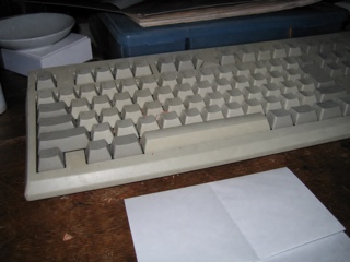 古いキーボードのキーの間に残った赤い削りかす