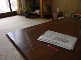 折った新聞と短い赤鉛筆(机へ向かったついで)