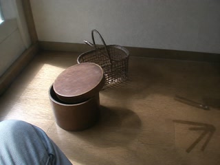 茶筒と小さな買い物籠(家の用事の合間)