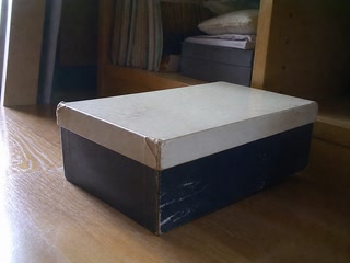 輪ゴムを外した古い箱(家の用事の合間)