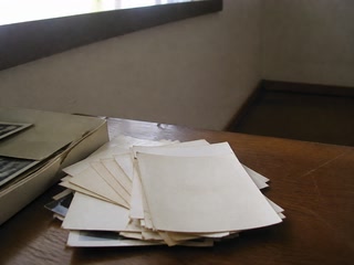 裏返した古い写真(箱を片付ける途中)