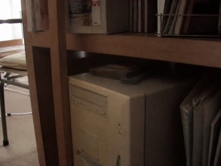 机の下のパソコン本体(機械を確かめたついで)