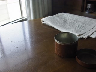 空の茶筒と新聞(机へ向かったついで)