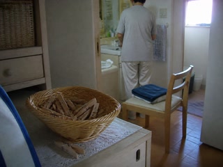 洗濯ばさみを入れた籠(家の用事の合間)