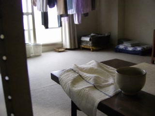 乾いた布巾と湯のみ(家の用事の合間)
