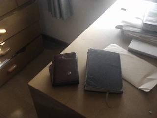 小銭入れと古い手帳(机へ向かったついで)