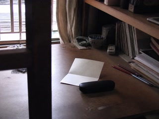 二つ折りの紙と眼鏡入れ(机へ向かったついで)