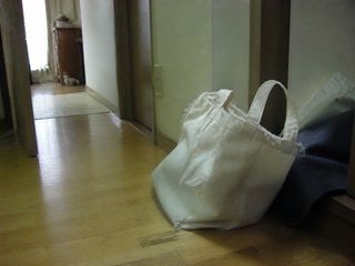 ほつれた買い物袋(家の用事の合間)