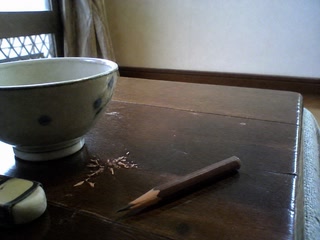 茶碗の横の削った鉛筆(机へ向かったついで)