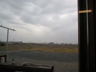 窓から見た曇り空(窓辺で手を止めた時)