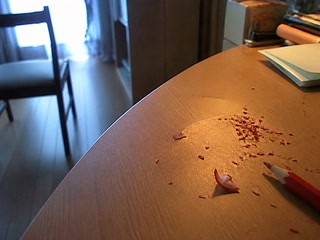 赤い削りかすと鉛筆(机へ向かったついで)