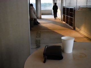 小銭入れと紙コップ(休憩の途中)