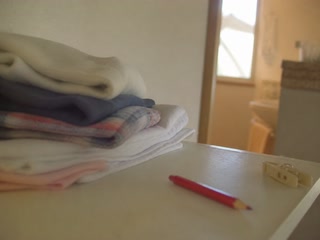 畳んだ洗濯物と赤鉛筆(片付けが一段落した時)