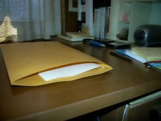 封をしていない茶色い封筒(机へ向かったついで)