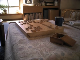 角の欠けた将棋盤(箱を片付ける途中)