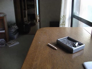 短い鉛筆と四角い灰皿(机へ向かったついで)