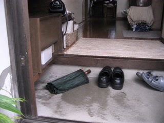 閉じた傘と乾かした靴(片付けが一段落した時)