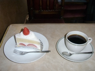 喫茶店の苺のケーキと珈琲