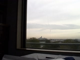 薄く伸びた雲(窓辺で手を止めた時)