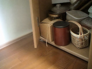 茶筒と小さな買い物籠(片付けが一段落した時)