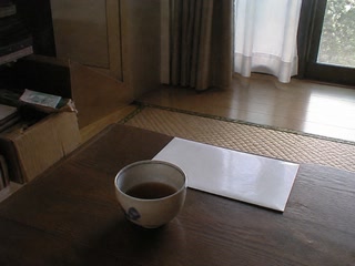湯のみと伏せた白い紙(茶を一口飲んだ後)