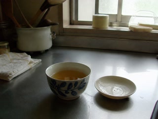 冷めた茶と小さな皿(片付けが一段落した時)