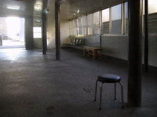 空いた丸椅子(休憩の途中)