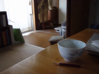 茶碗の横の削った鉛筆(茶を一口飲んだ後)