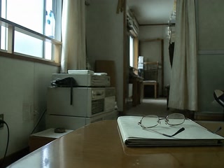 閉じた説明書と眼鏡(機械を確かめたついで)