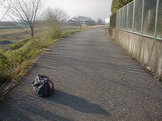 長く伸びた影と鞄(移動の途中)