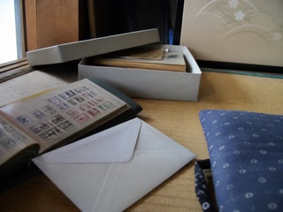 古い切手帳と空の封筒(箱を片付ける途中)