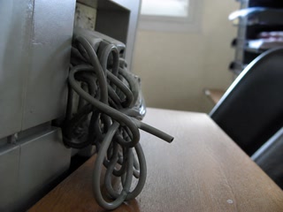絡んだ灰色のケーブル(機械を確かめたついで)