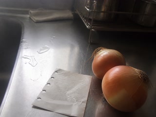 買い物メモと玉ねぎ二つ(片付けが一段落した時)