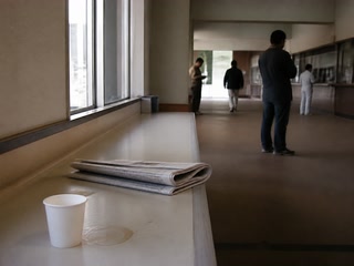 紙コップと折った新聞(帰り支度の前)