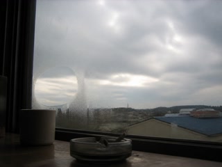 雲の多い空(窓辺で手を止めた時)